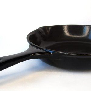 Vintage Le Creuset skillet #20 in Black Onyx. EUC